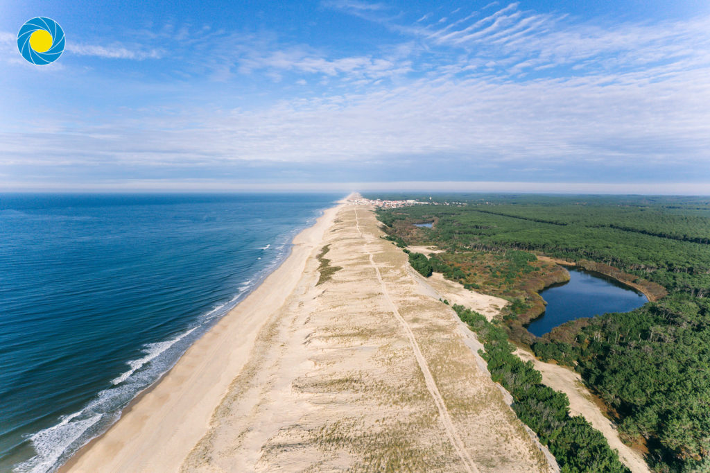 Plage Especier de Mimizan dans les Landes vue d'un drone avec un étang entre l'océan atlantique et la forêt