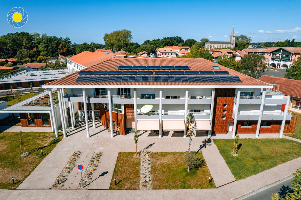 EHPAD maison de retraite de la ville de Soustons vue d'un drone avec des panneaux solaires