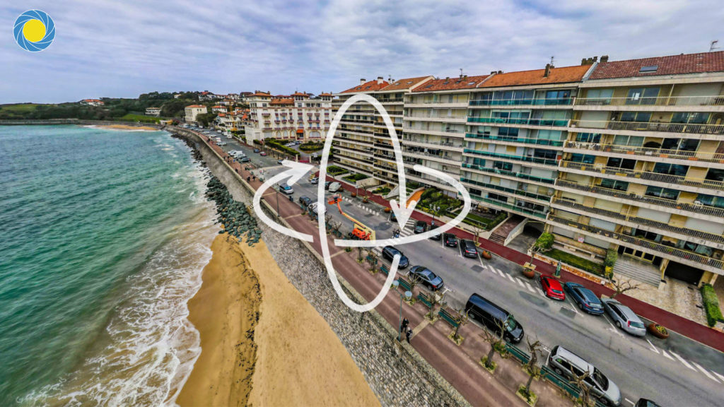Panorama à 360° de la baie de Saint Jean de Luz au Pays Basque vu d'un drone sur la plage au bord de l'océan atlantique