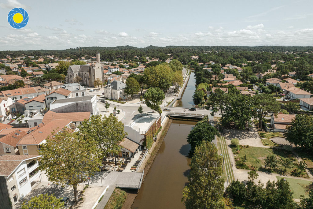 Ville de Capbreton dans les Landes et son église vues d'un drone avec la rivière Boudigau