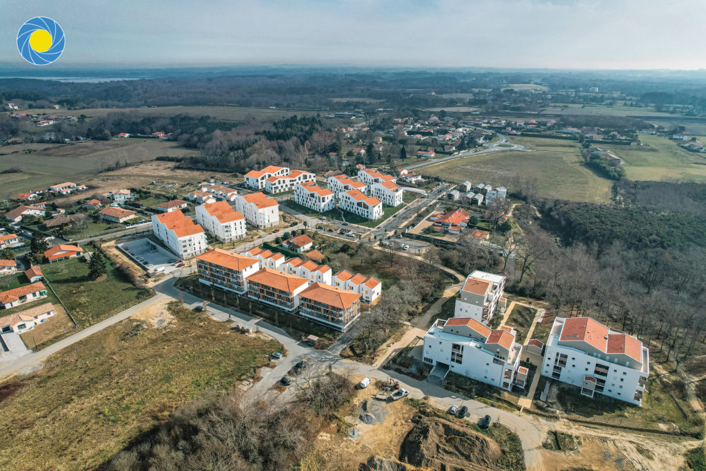 Ecoquartier à Ondres dans les Landes vu d'un drone avec des résidences par un promoteur immobilier et un architecte