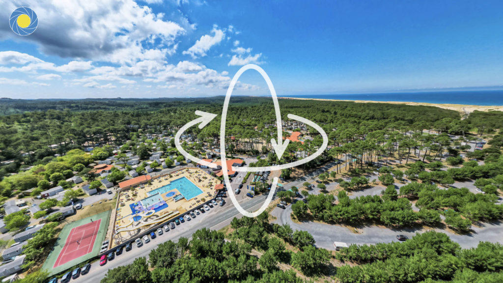 Panorama à 360° de Seignosse dans les Landes vu d'un drone avec un camping, la forêt et la plage de l'océan atlantique