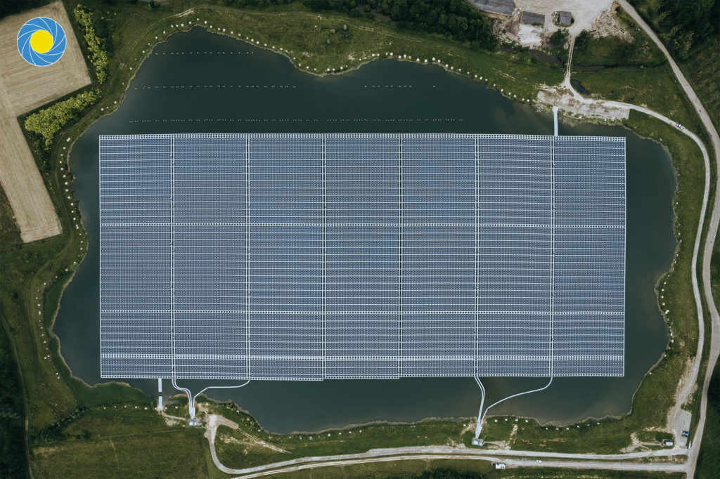 Panneaux solaires d'une centrale photovoltaïque vue au drone produisant de l'énergie renouvelable dans les Landes