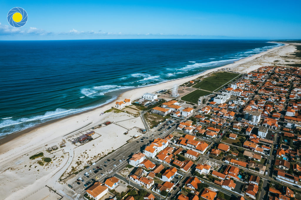 La station balnéaire de Biscarosse dans les Landes vue au drone avec la plage et l'océan