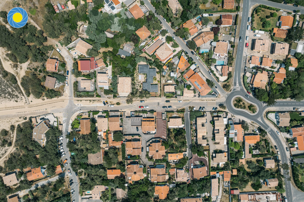 Vue aérienne par drone du dessus d'un quartier résidentiel pour le tourisme et les vacances à Lège-Cap-Ferret