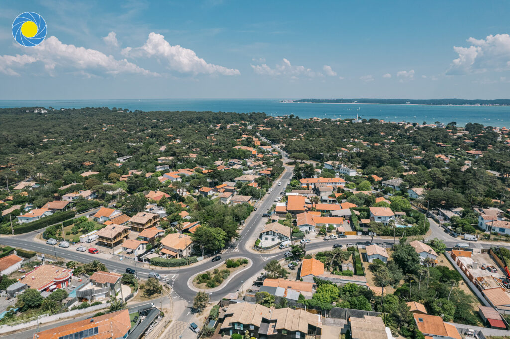 Vue aérienne d'immobilier par drone de résidences de tourisme pour les vacances à Lège-Cap-Ferret 
