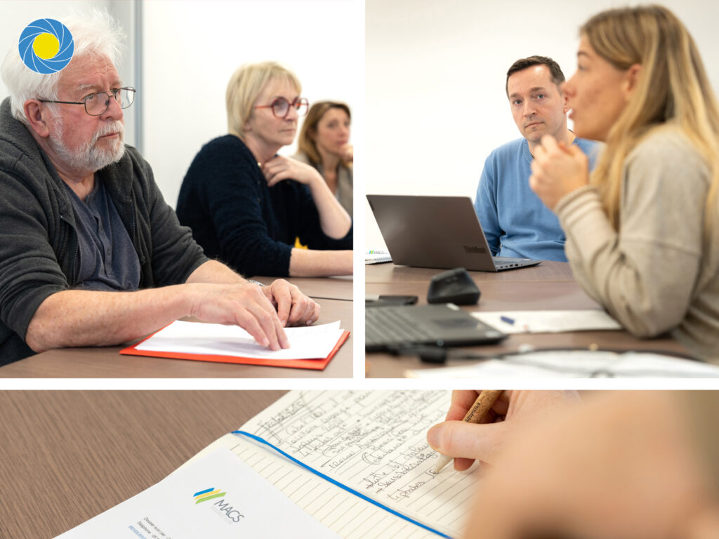 Une réunion d'entreprise avec des collaborateurs qui parlent, écoutent et prennent des notes