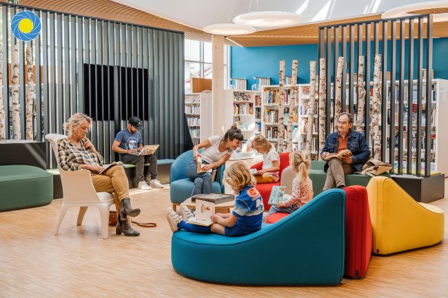 La médiathèque bibliothèque avec des gens et des livres à Soustons dans les Landes