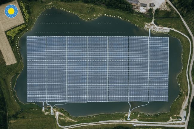 Une centrale photovoltaïque vue du dessus avec un drone sur un lac dans les Landes