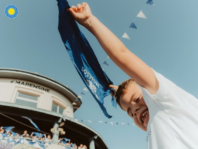Un enfant qui brandit un foulard bleu à Soustons dans les Landes
