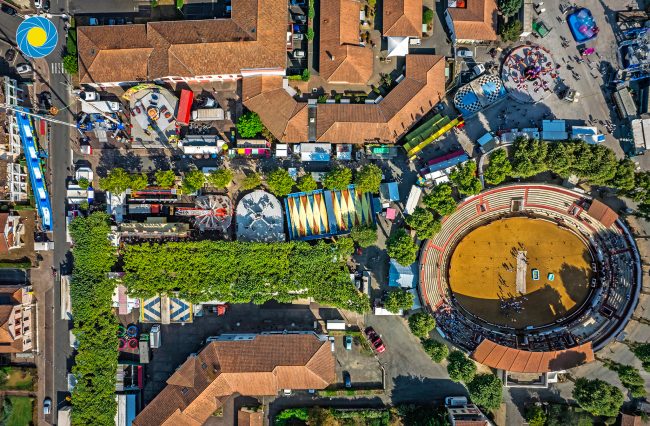 Les manège d'une fête foraine et les arènes de la ville de Soustons dans les Landes vus d'une drone