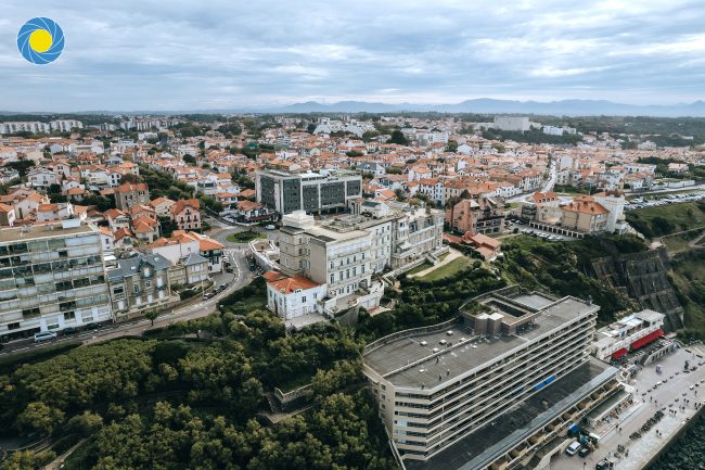 Des hôtels en front de mer vus d'un drone à Biarritz au Pays-Basque