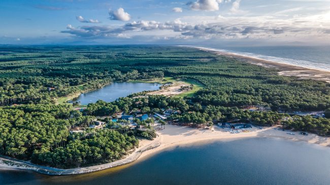 Photo principale de dronelandes Christophe Castagné avec le lac de Port d'Albret, la plage de Soustons dans les Landes, le Golf de Pinsolle et l'océan atlantique