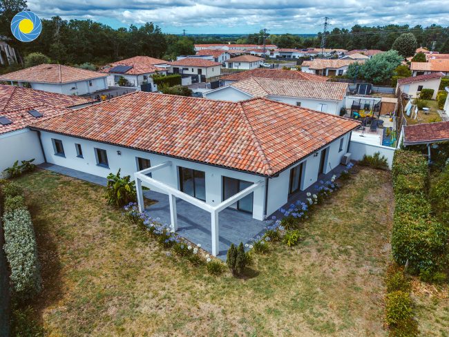 Photo immobilière par drone d'une maison avec terrasse et jardin