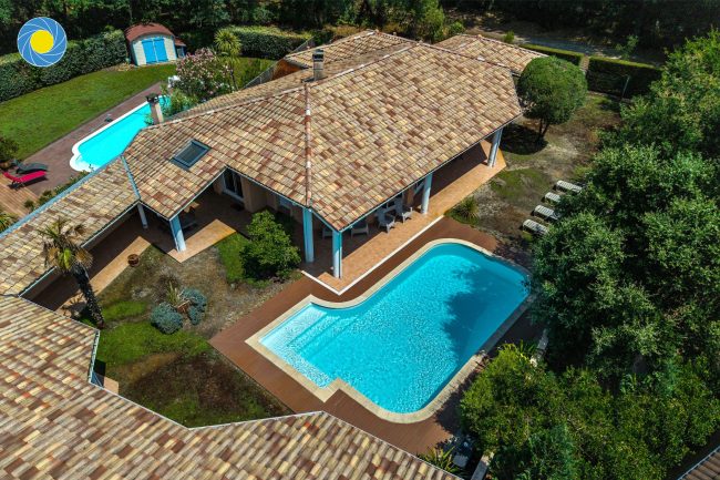 Photo immobilière au drone d'une villa avec piscine à Soustons dans les Landes