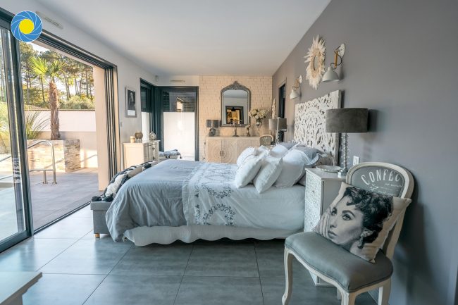 Chambre d'une villa de luxe dans les Landes